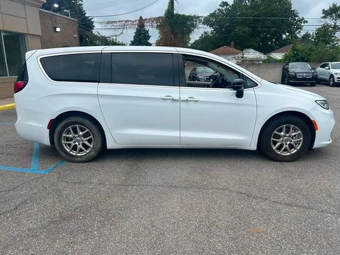 Used 2024 Chrysler Pacifica Touring-L FWD image 4