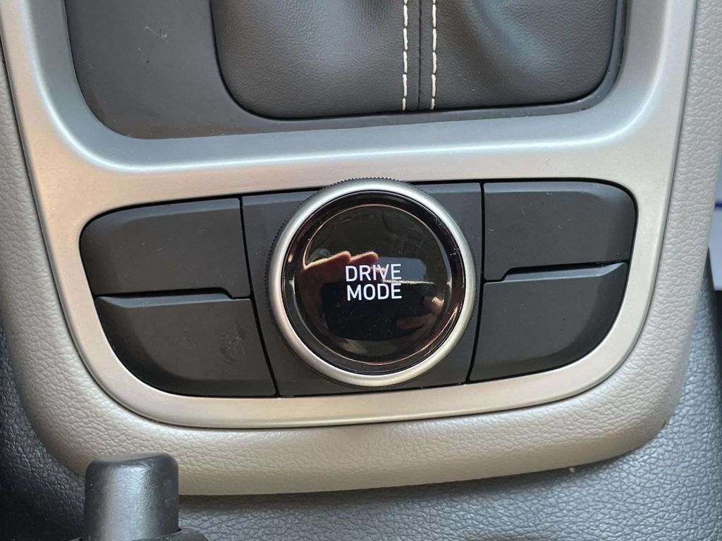 Certified 2023 Hyundai Venue SEL FWD image 30