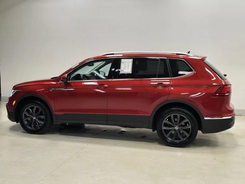 Used 2022 Volkswagen Tiguan SE w/ Panoramic Sunroof Package FWD image 4