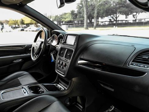 Used 2019 Dodge Grand Caravan SXT w/ Blacktop Package image 15