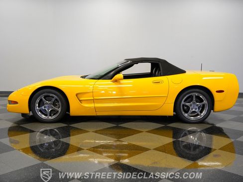 Used 2004 Chevrolet Corvette Convertible w/ Preferred Equipment Group RWD image 2