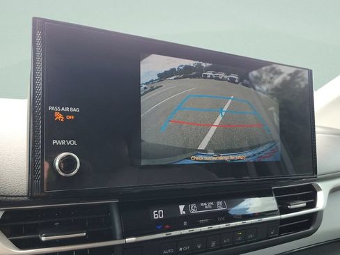 Certified 2025 Toyota Sienna XLE FWD image 21