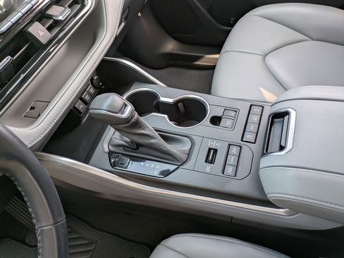 Used 2021 Toyota Highlander XLE image 15