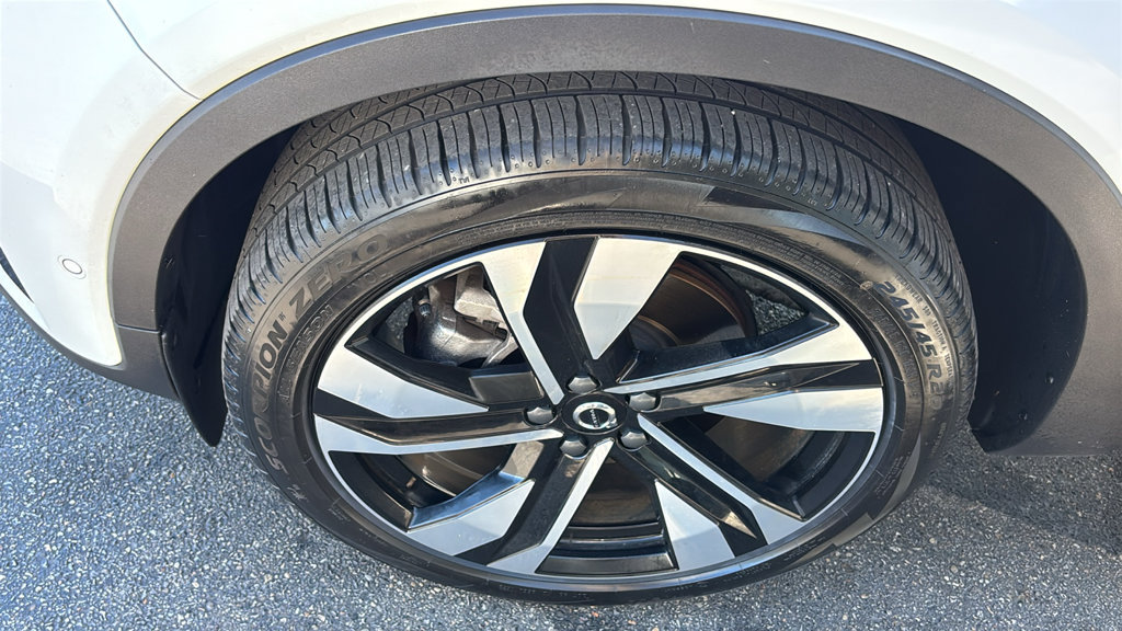 Certified 2024 Volvo XC40 B5 Plus w/ Climate Package AWD/4WD image 32