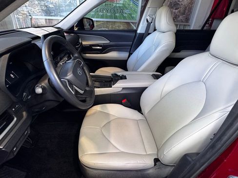 Used 2024 Toyota Grand Highlander XLE image 19