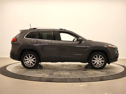 Used 2018 Jeep Cherokee Limited image 2