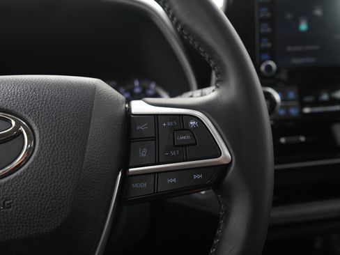 Used 2022 Toyota Highlander XLE AWD/4WD image 26