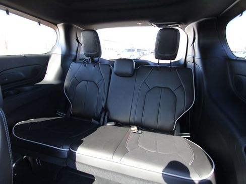 New 2026 Chrysler Pacifica Limited image 8