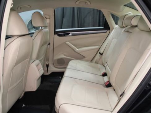 Used 2017 Volkswagen Passat 1.8T R-Line image 20