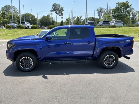 Used 2025 Toyota Tacoma TRD Sport AWD/4WD image 7