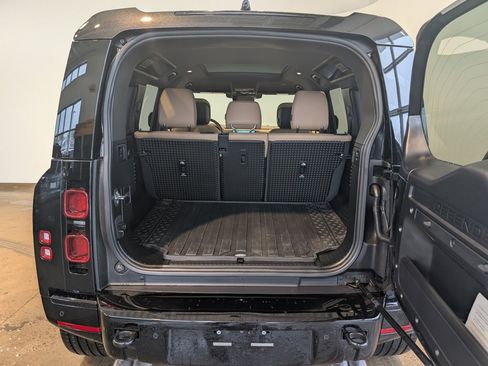 Used 2025 Land Rover Defender 110 X-Dynamic SE image 5
