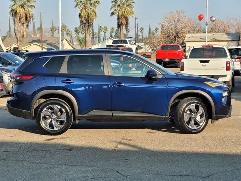 Used 2024 Nissan Rogue SV image 4
