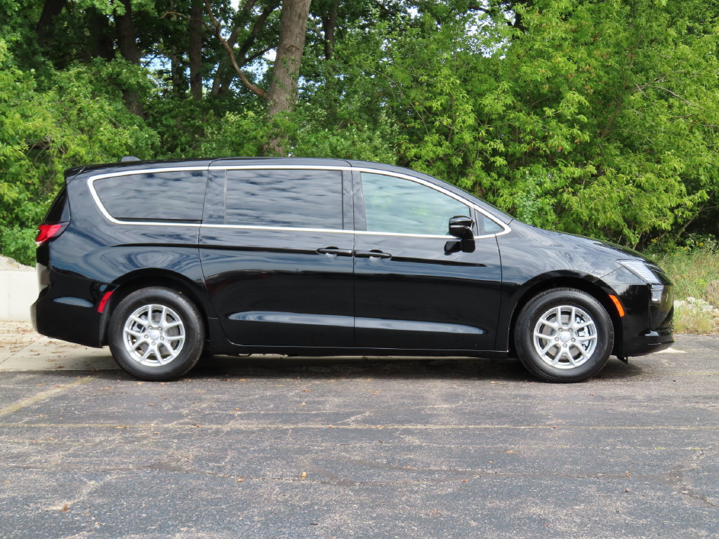New 2027 Chrysler Pacifica Select FWD image 2