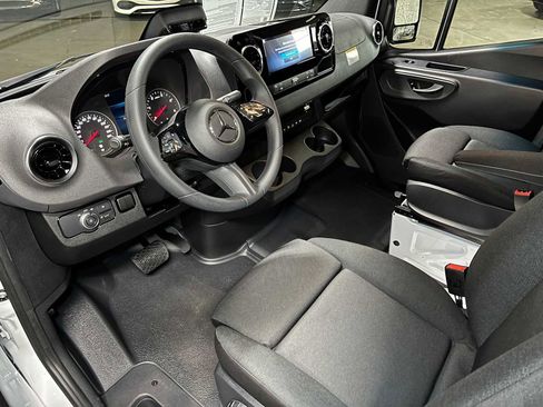 Used 2025 Mercedes-Benz Sprinter 2500 image 23