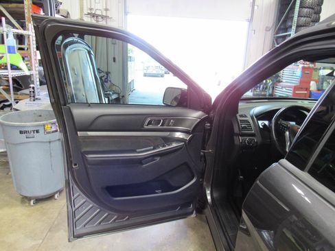 Used 2019 Ford Explorer XLT w/ Equipment Group 202A AWD/4WD image 12