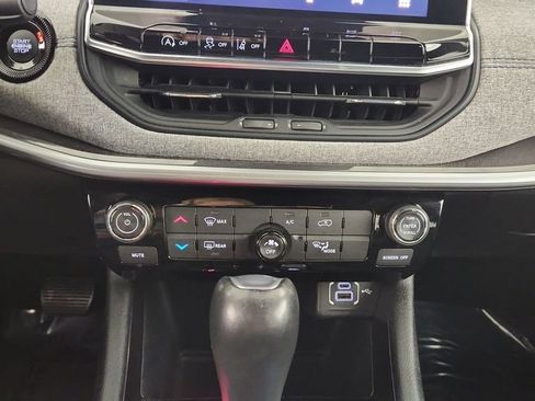 Used 2024 Jeep Compass Latitude AWD/4WD image 16