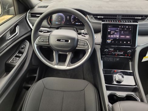 New 2025 Jeep Grand Cherokee Laredo image 13