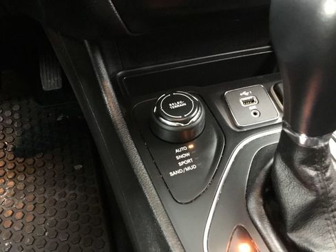 Used 2020 Jeep Cherokee Latitude Plus w/ Comfort/Convenience Group image 28