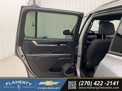 Used 2025 GMC Acadia Elevation AWD/4WD image 9