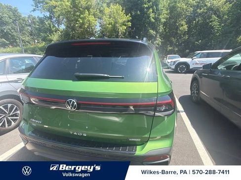 Used 2025 Volkswagen Taos SE AWD/4WD image 5
