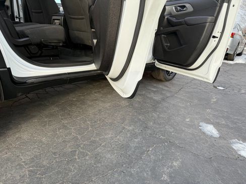 Used 2021 Chevrolet Traverse LT w/ LPO, Blackout Package image 9