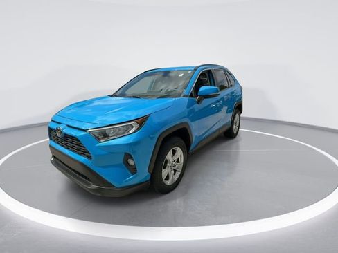 Used 2021 Toyota RAV4 XLE w/ Convenience Package FWD image 3