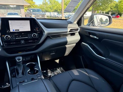 Used 2025 Toyota Highlander XLE FWD image 14