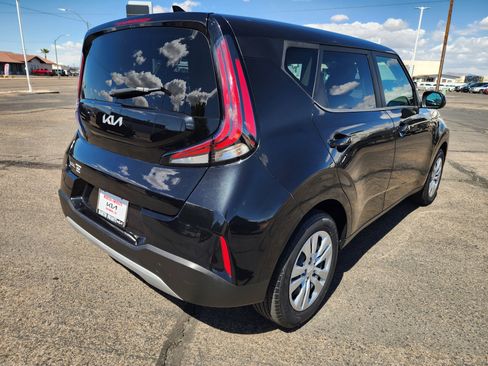 Used 2023 Kia Soul LX image 5