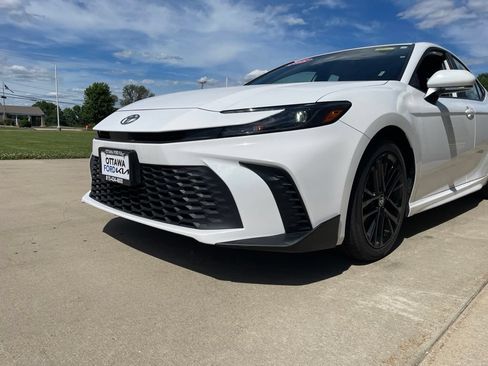 Used 2025 Toyota Camry SE FWD image 14