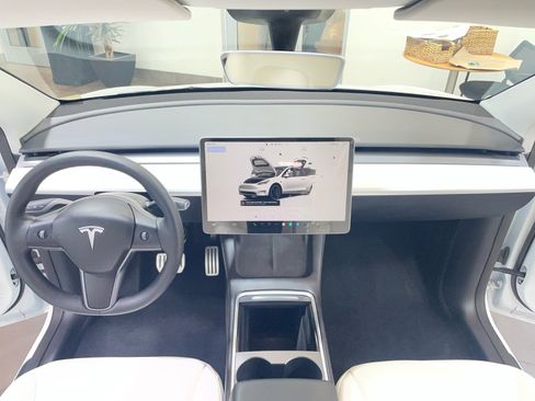 Used 2025 Tesla Model Y Performance image 19