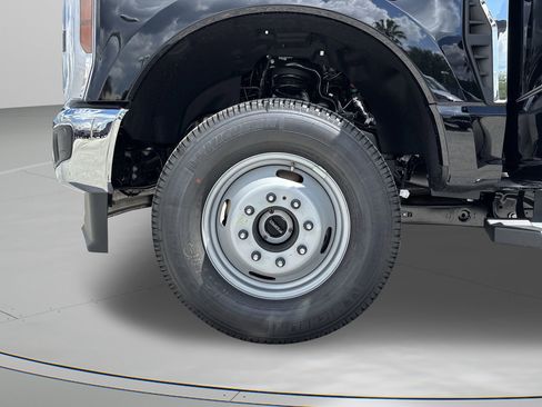 Used 2025 Ford F350 XLT w/ FX4 Off-Road Package image 30