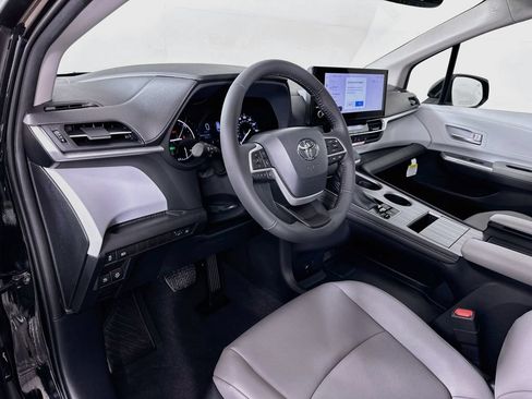 Used 2026 Toyota Sienna XLE AWD/4WD image 9