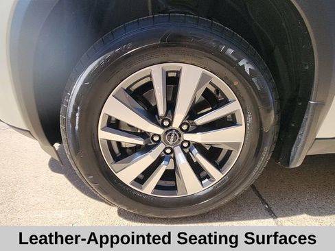 Used 2024 Nissan Pathfinder SL w/ Black Appearance Package AWD/4WD image 12