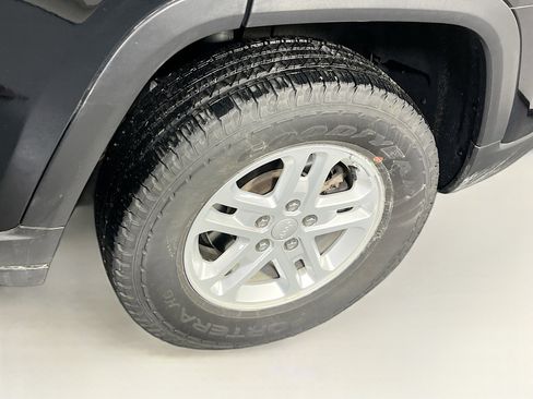 Used 2023 Jeep Grand Cherokee Laredo w/ Luxury Tech Group I image 29