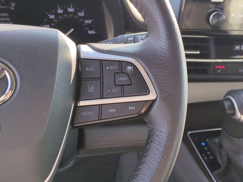 Used 2024 Toyota Sienna XLE image 19