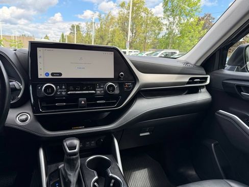 Used 2023 Toyota Highlander XLE AWD/4WD image 25