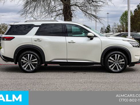Used 2024 Nissan Pathfinder Platinum FWD image 10