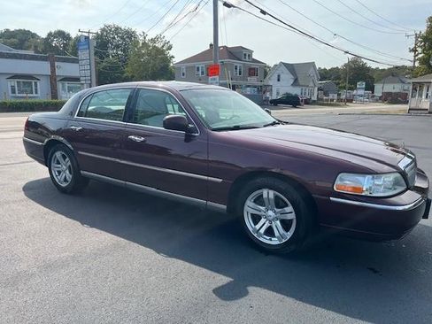Used 2006 Lincoln Town Car Signature Limited image 3
