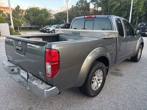 Used 2017 Nissan Frontier SV image 2