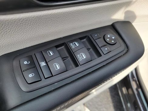 Used 2024 Chrysler Pacifica Limited FWD image 17