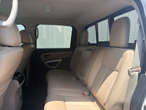 Used 2018 Nissan Titan SV w/ SV Convenience Package AWD/4WD image 14