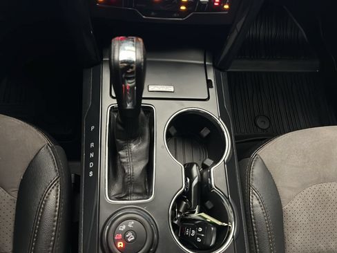 Used 2017 Ford Explorer XLT w/ Equipment Group 202A AWD/4WD image 32