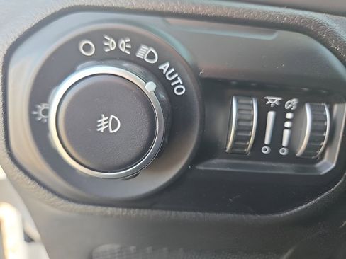 Used 2020 Jeep Wrangler Unlimited Sahara image 20