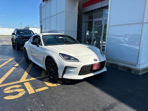 New 2025 Toyota GR86 Premium image 3