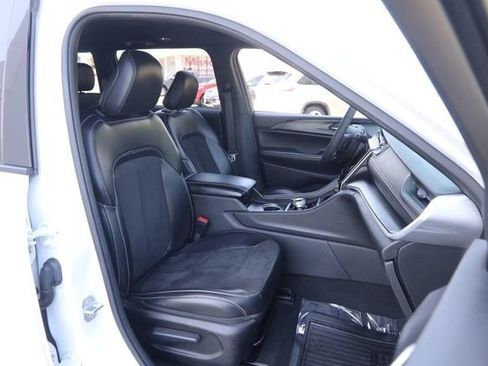 Used 2024 Jeep Grand Cherokee Altitude AWD/4WD image 24