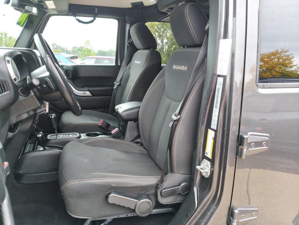 Used 2018 Jeep Wrangler Unlimited Sahara w/ Connectivity Group AWD/4WD image 9