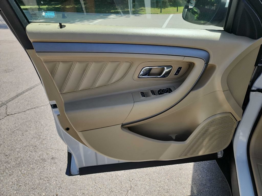 Used 2015 Ford Taurus SEL FWD image 14