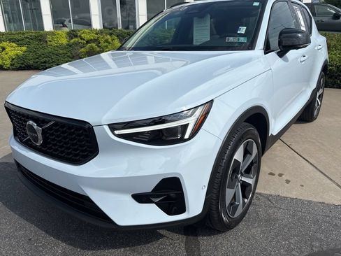 Certified 2026 Volvo XC40 B5 Plus AWD/4WD image 2