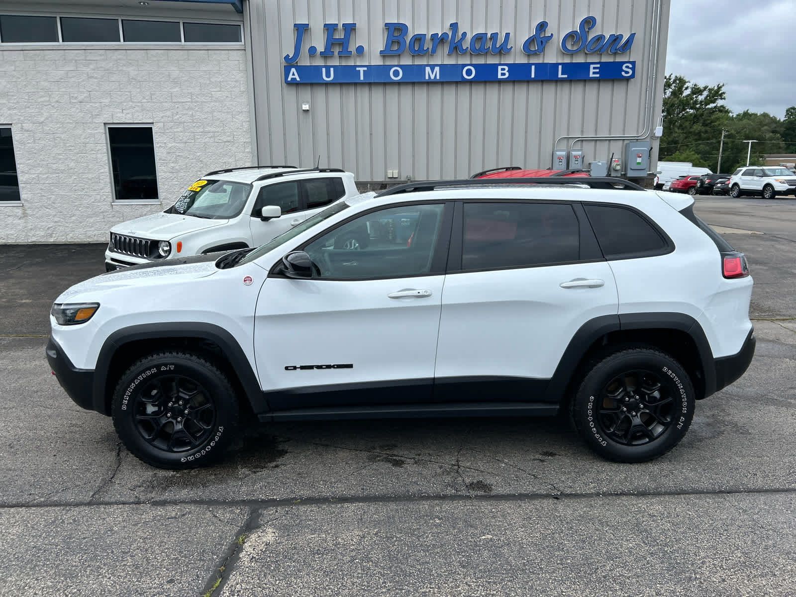 Used 2023 Jeep Cherokee Trailhawk w/ Sun & Sound Group AWD/4WD image 8