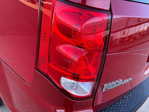 Used 2016 Dodge Grand Caravan SE image 26